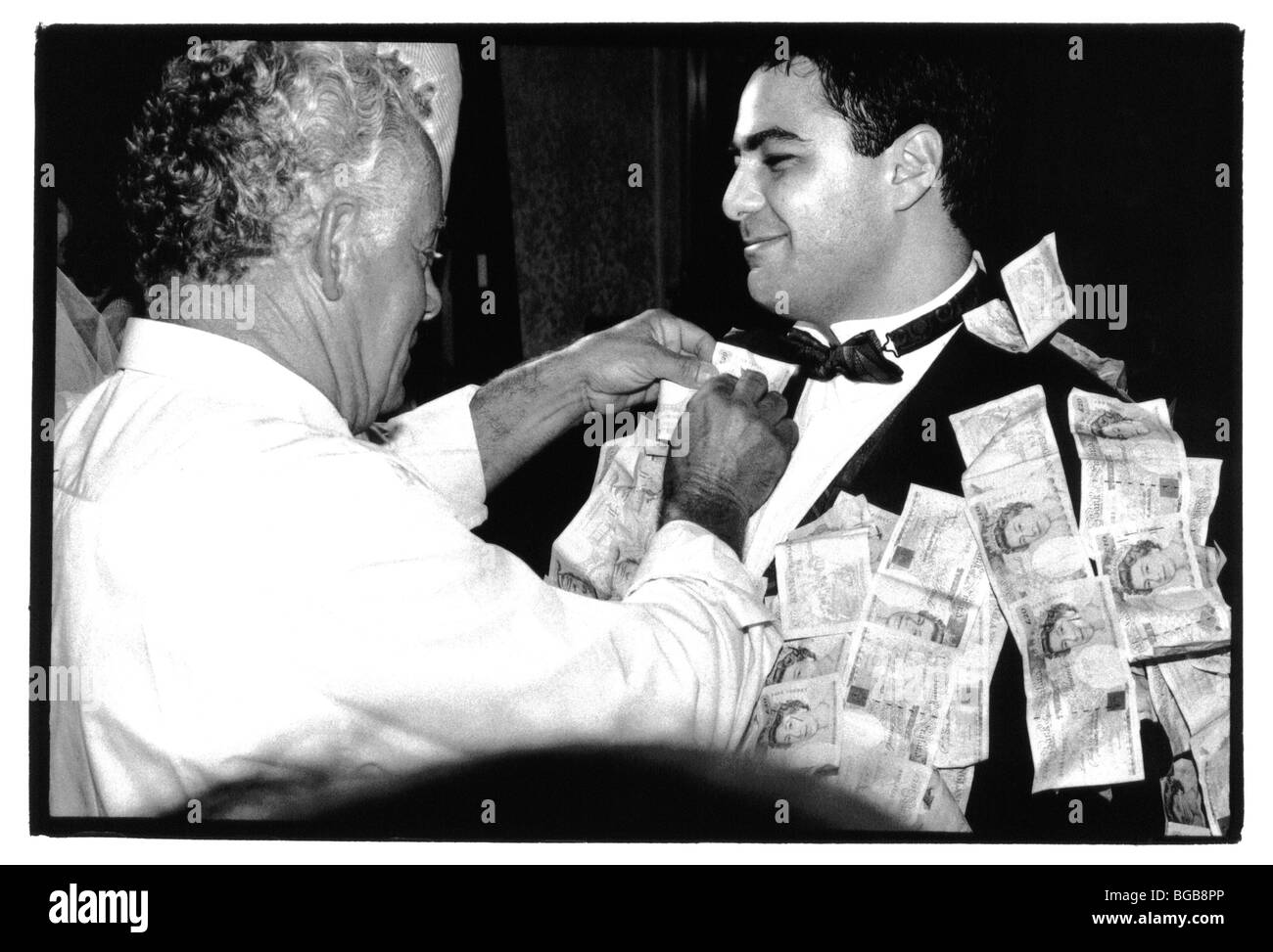 La religion Christian Mariages Cérémonie de mariage traditionnel grec. De l'argent être coincé au marié. Banque D'Images