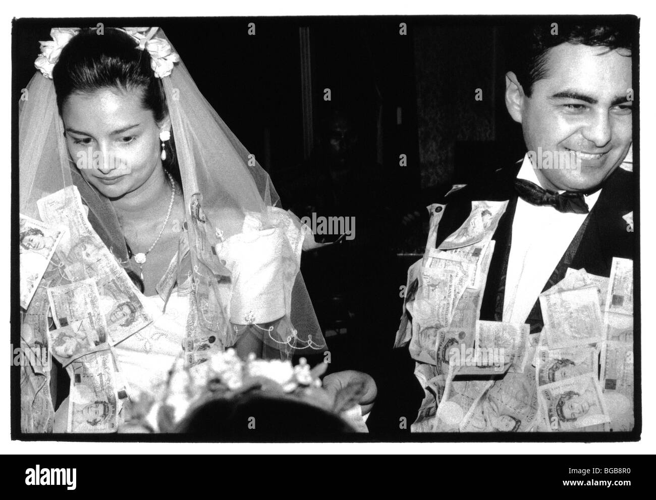 La religion Christian Mariages Cérémonie de mariage traditionnel grec. Bride and Groom couverts en argent qui a été épinglé à eux. Banque D'Images