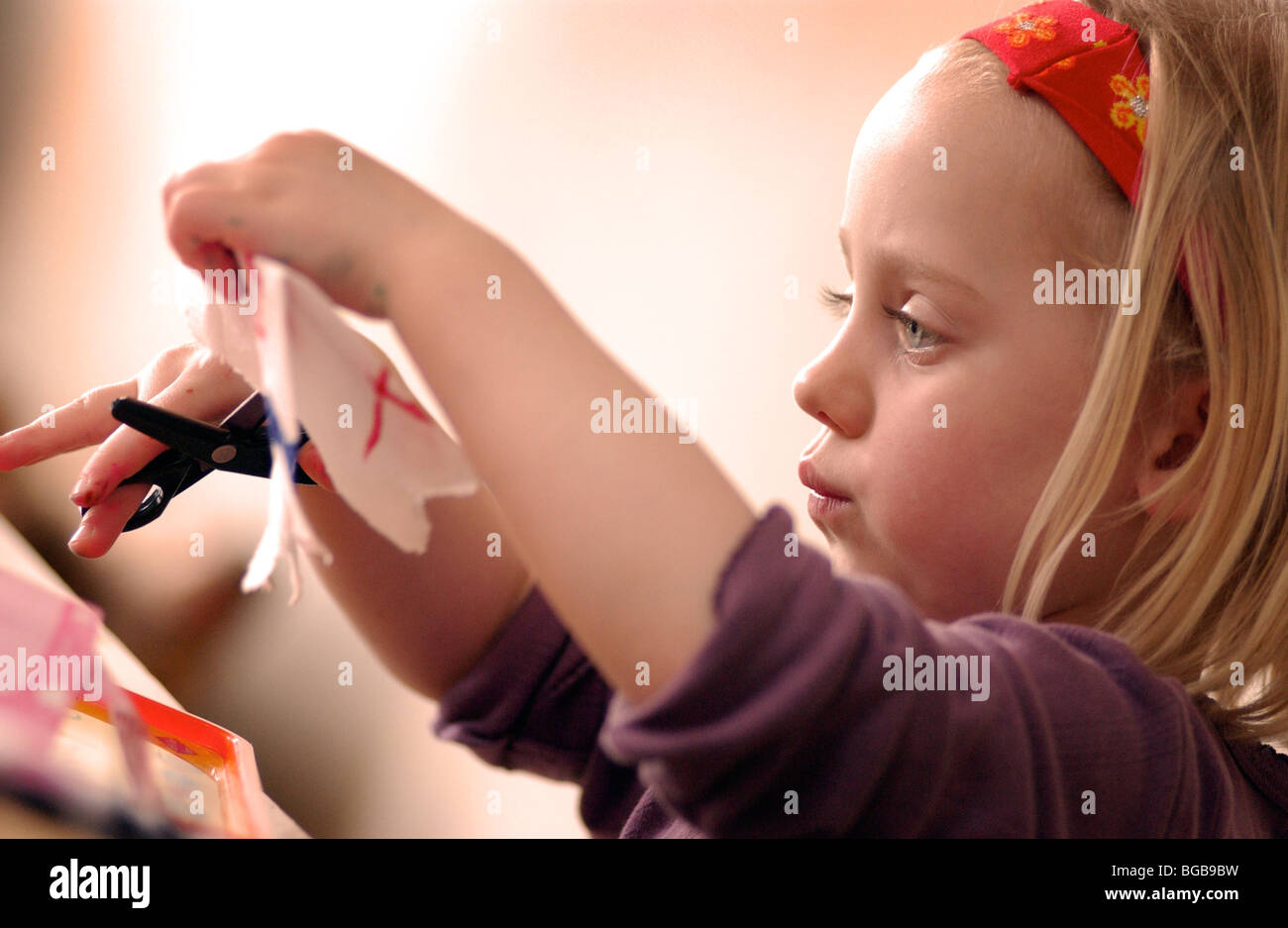 Image Photo d'enfant girl enjoying arts et artisanat leçon dans l'école maternelle l'apprentissage UK Banque D'Images