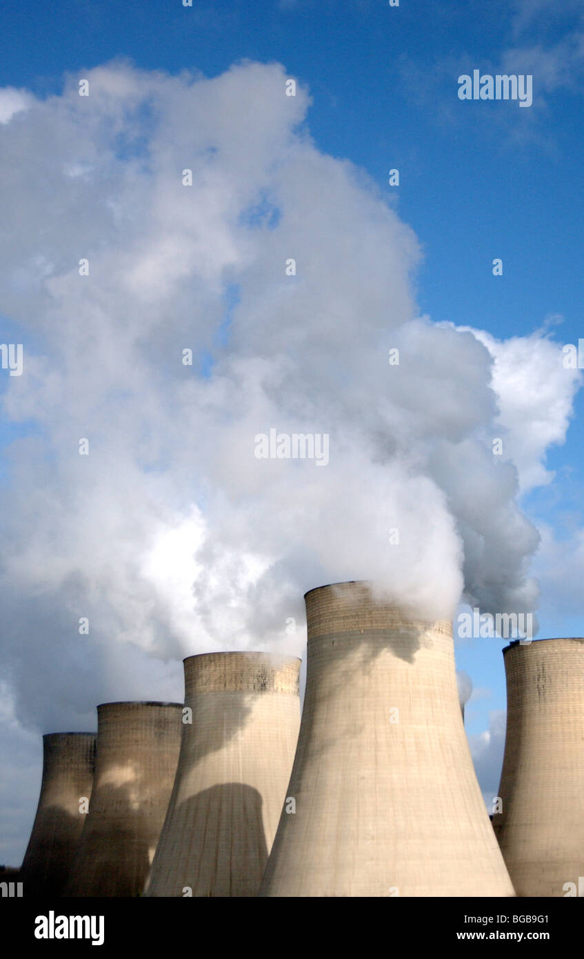Image libre photo de power station au Royaume-Uni montrant les émissions de carbone provenant de cheminées. Banque D'Images
