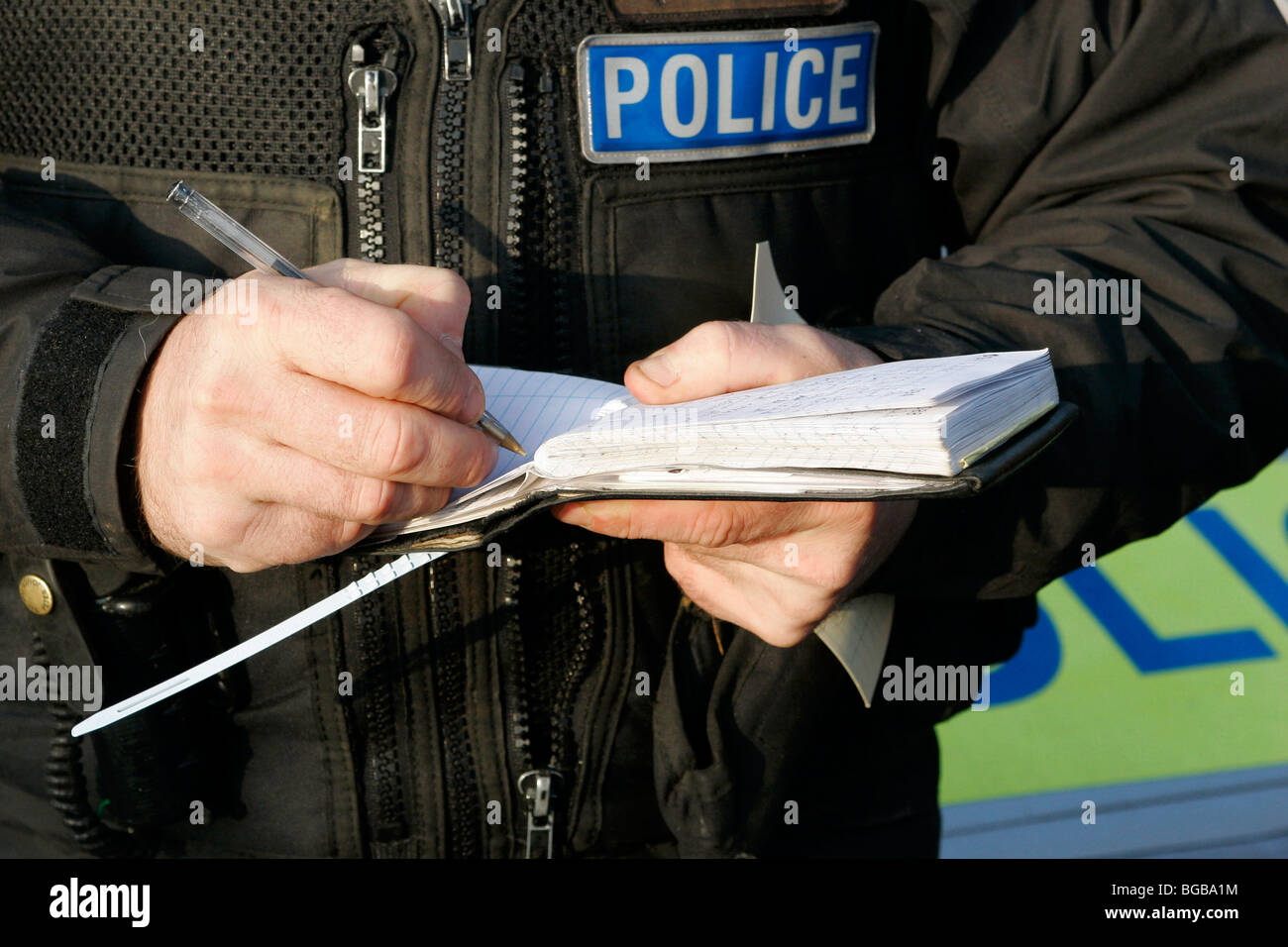 Kent en Angleterre La Loi et l'ordre policier policier écrit note dans son bloc-notes Banque D'Images