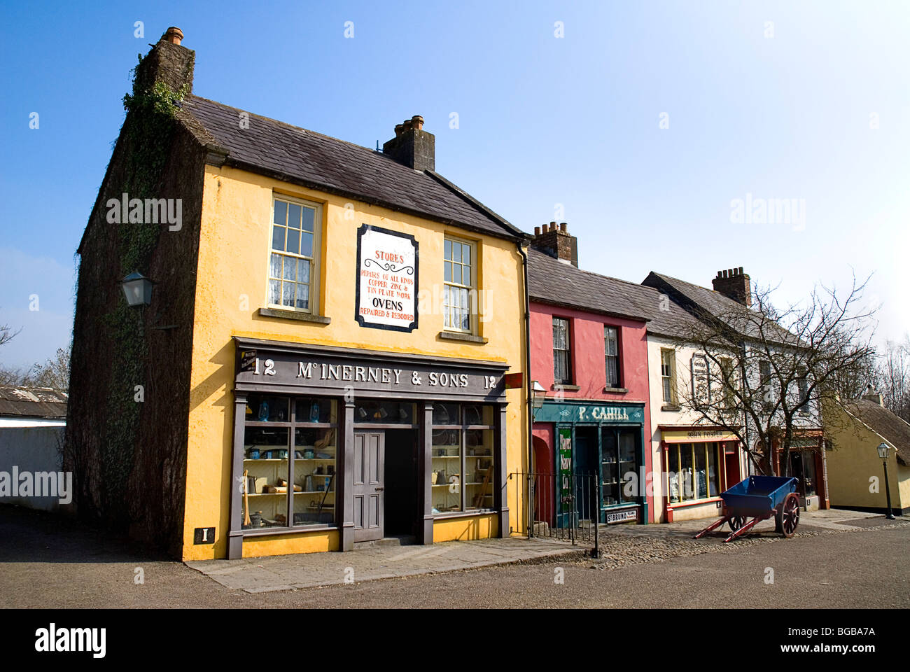 Comté de Clare Irlande Bunratty Folk Park Village, rue dénotant la vie au 19e siècle l'Irlande McInerney et fils boutique quincaillerie Banque D'Images