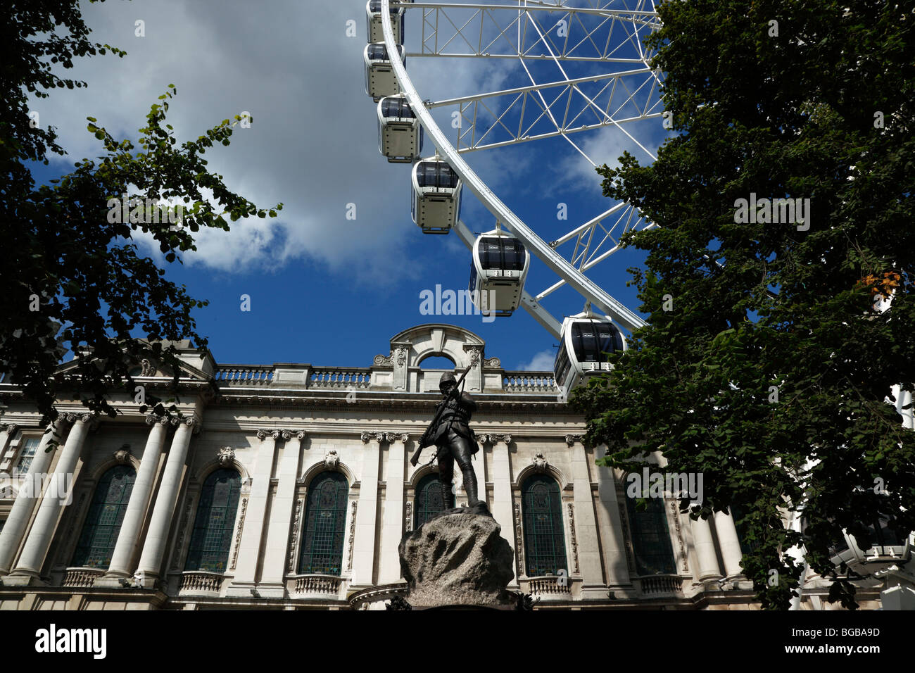 L'Irlande du Nord, Belfast, grande roue, à côté de l'Hôtel de Ville et la statue commémorative pour les soldats perdus pendant la Guerre des Boers. Banque D'Images