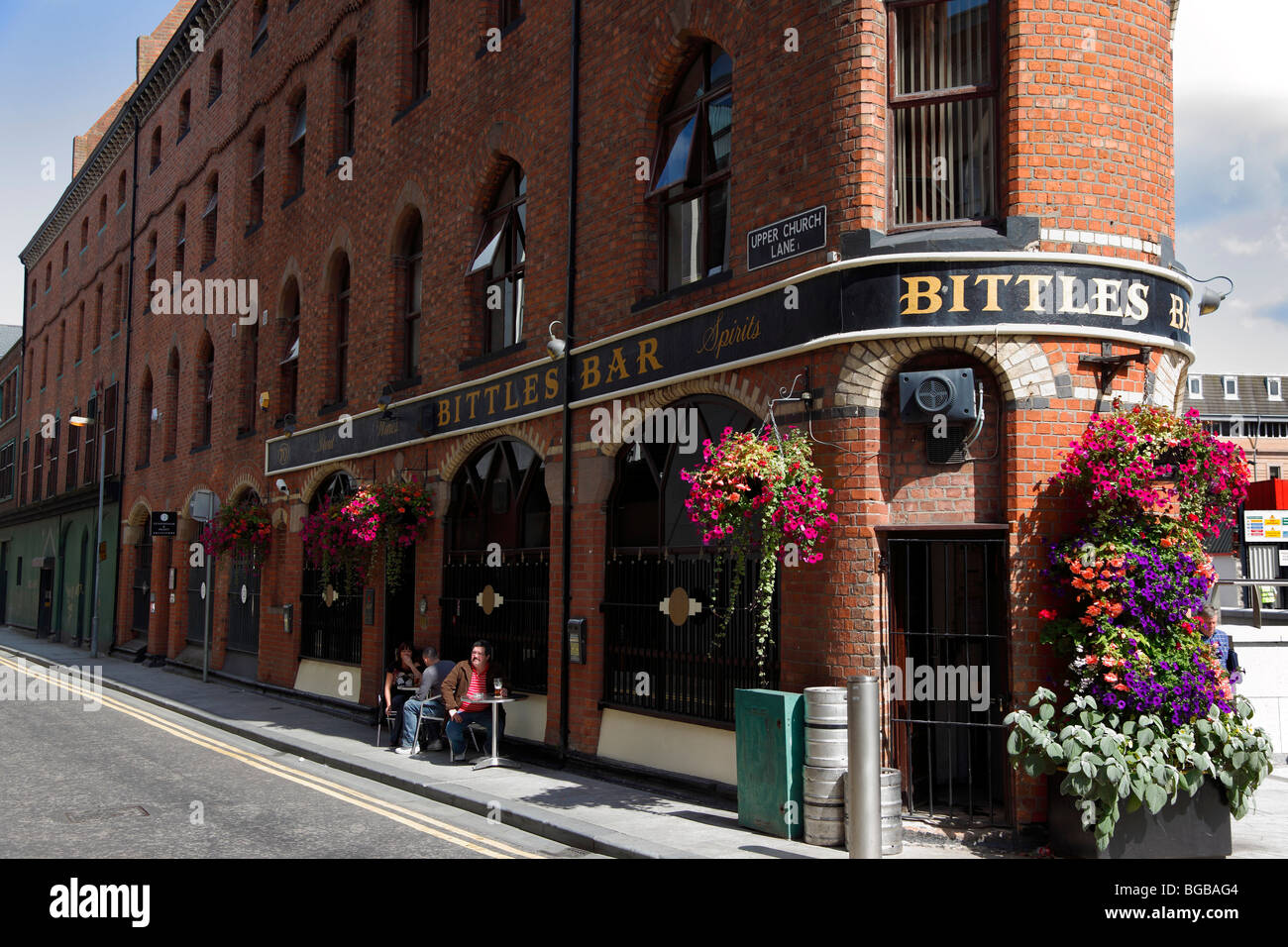 L'Irlande du Nord, Belfast, rue Victoria extérieur de Bittles Bar. Banque D'Images