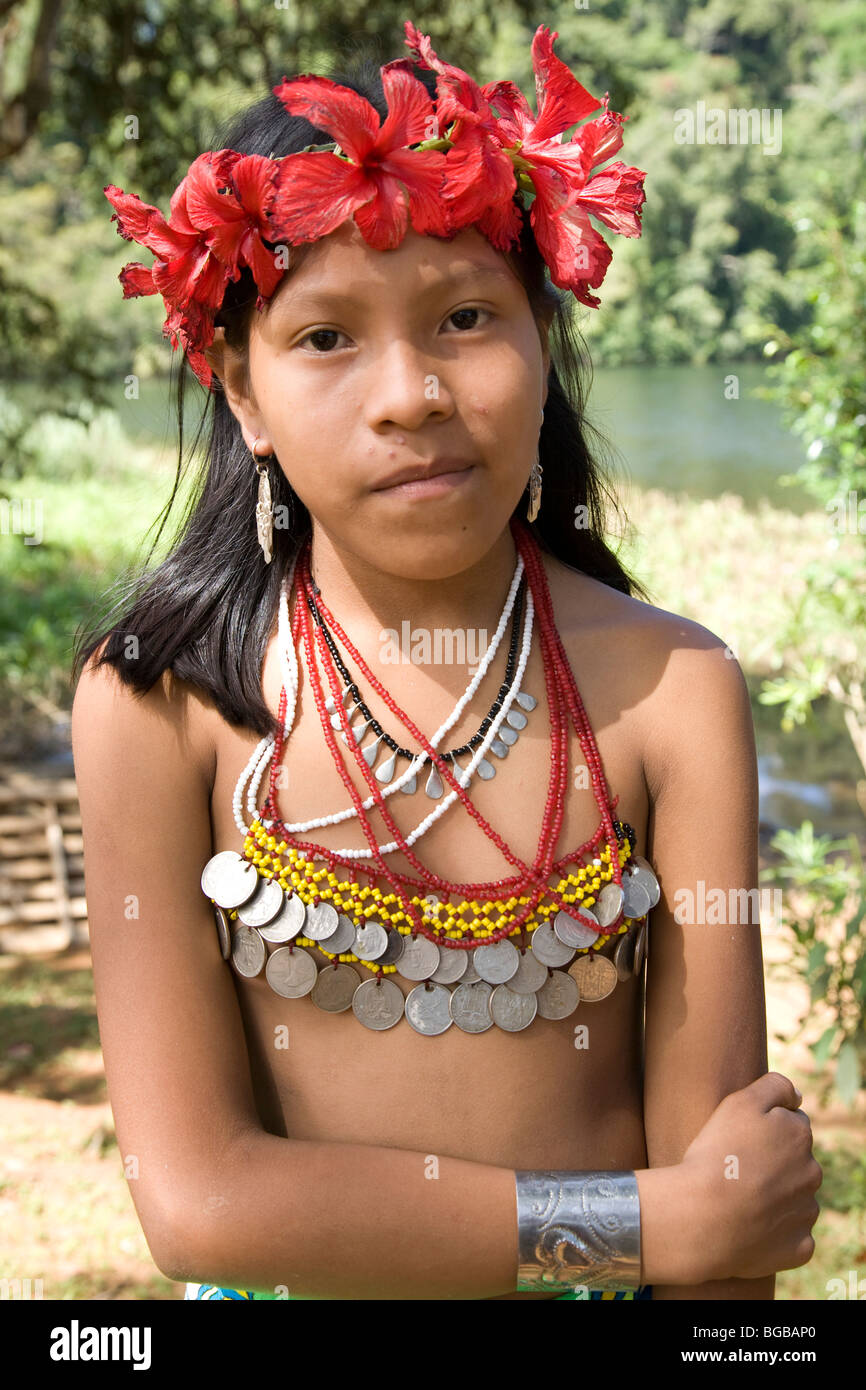 Le Panama, Embera Indian Village, les Autochtones Embera Indian girl. Banque D'Images