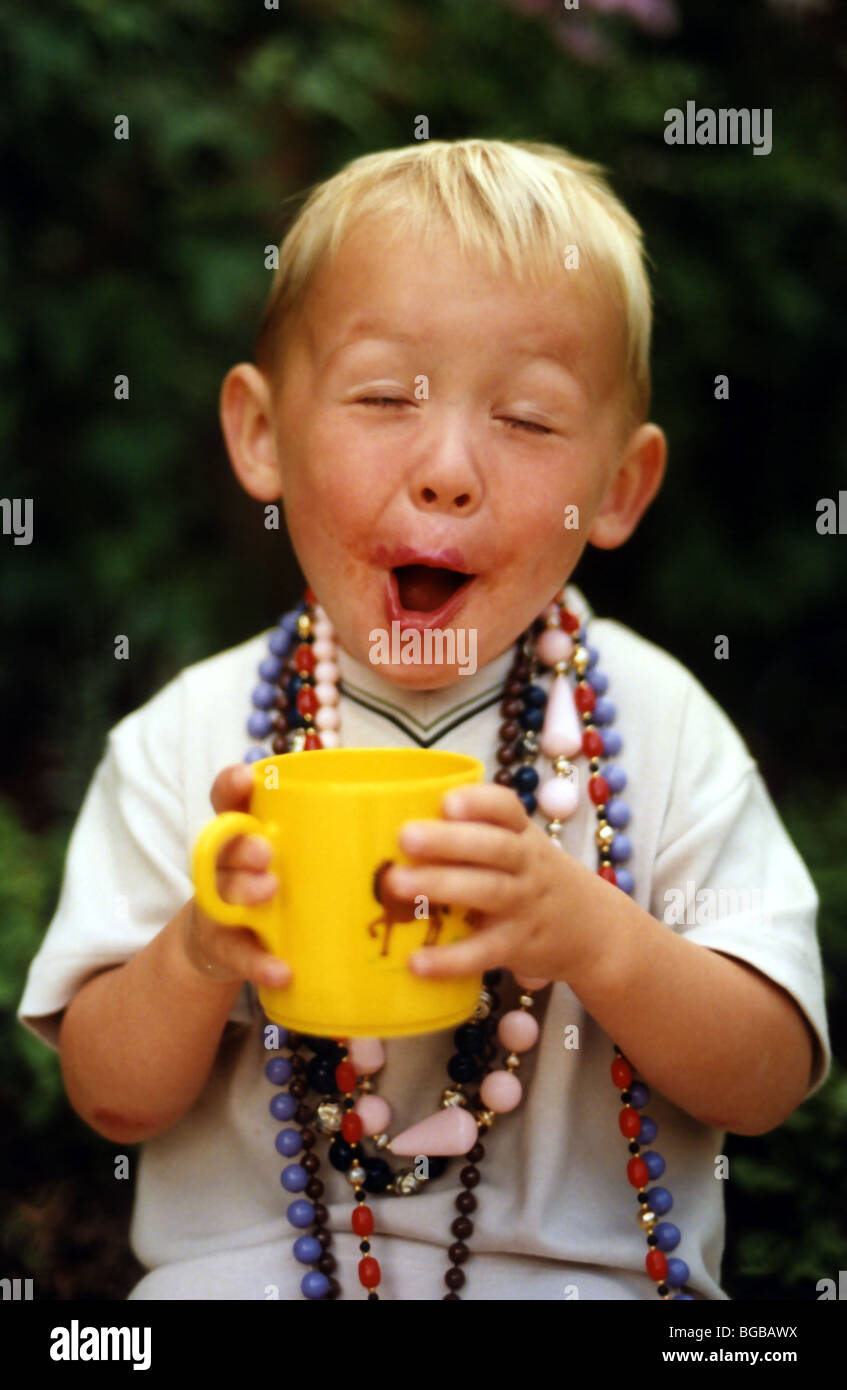 Photographie de l'enfant drôle de visage tirant nouvelle sensation happy boy Banque D'Images