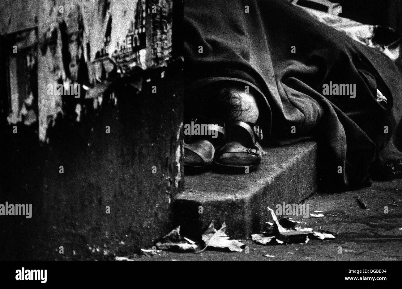 Image libre photo de tramp vers le bas et vers l'extérieur et sans-abri avec problème d'alcool dans la rue sur la rue London UK Banque D'Images