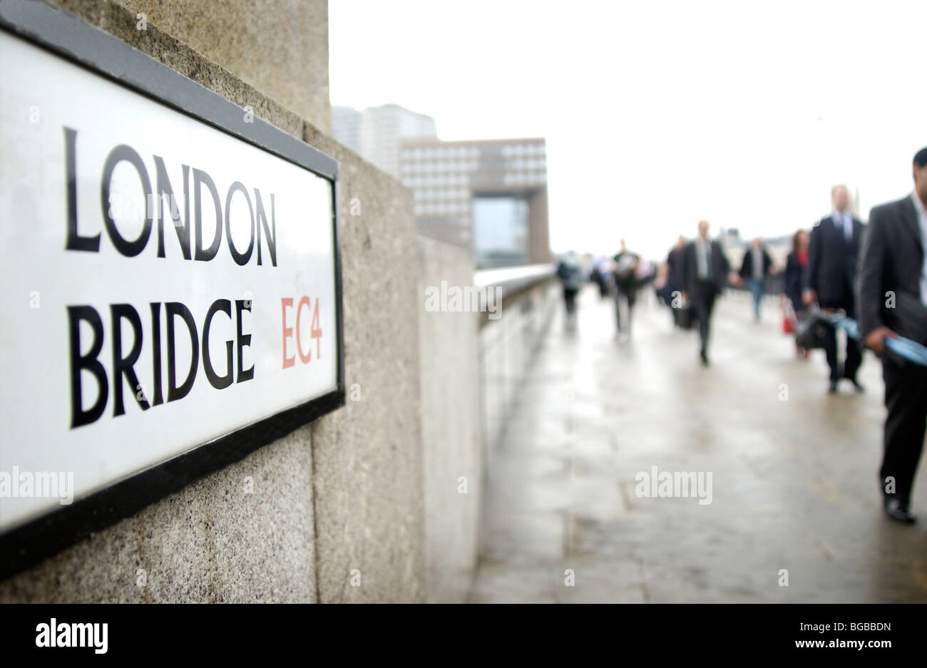 Image libre photo de London Bridge avec les navetteurs matin marcher sur elle. Banque D'Images