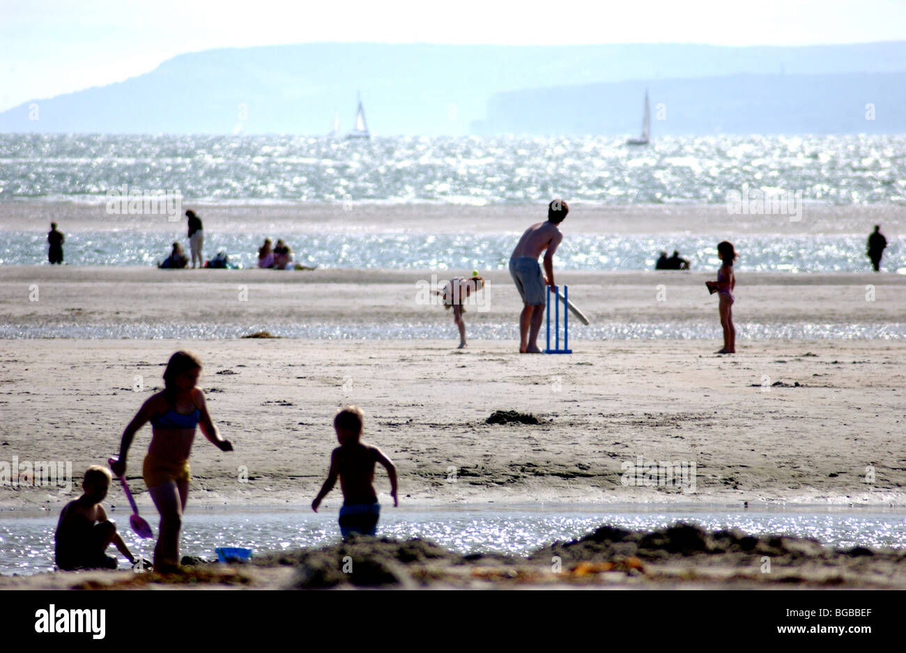 Image libre photo de famille jouant sur la plage côtière dans l'été à marée basse UK. Banque D'Images