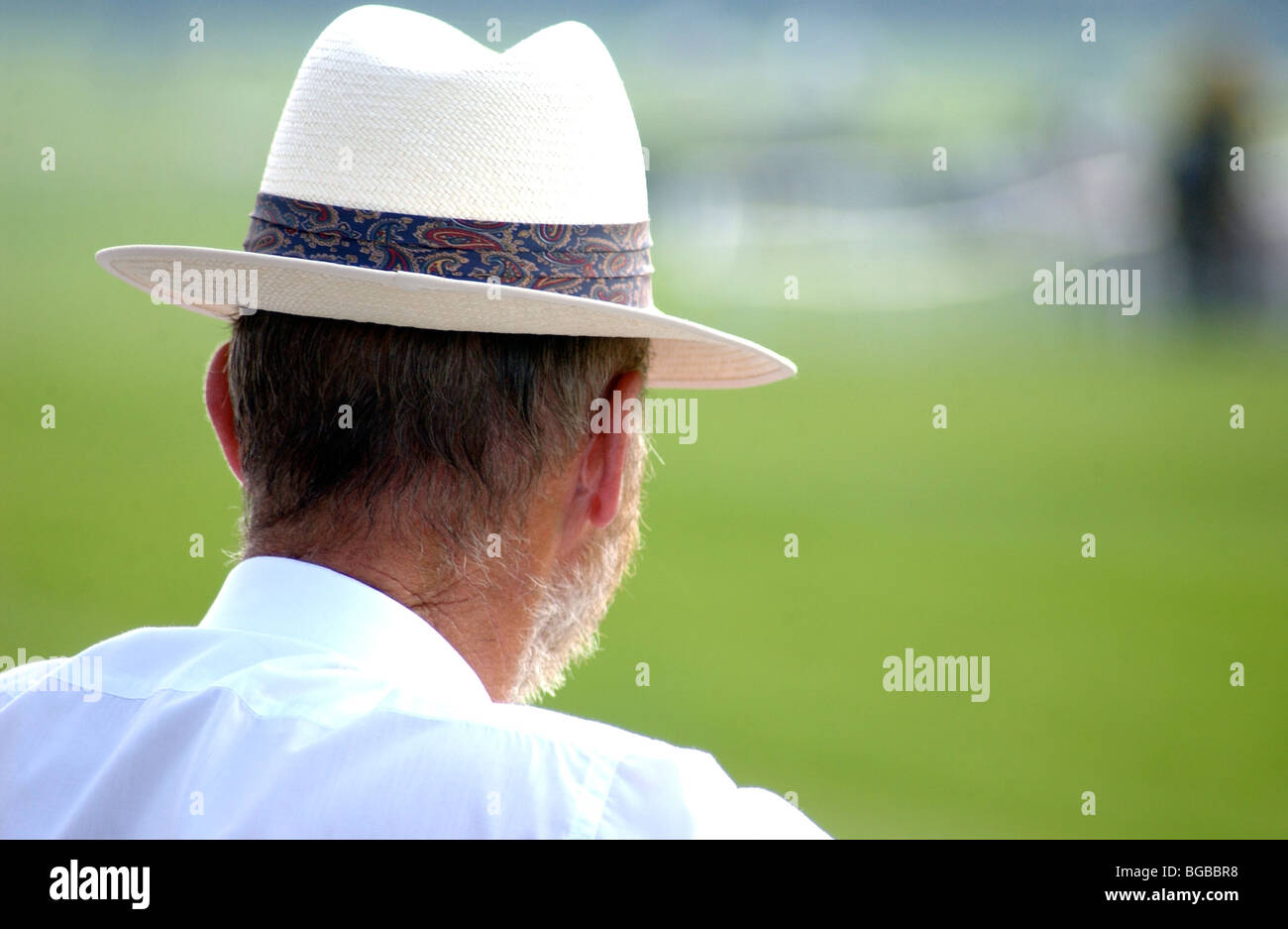 Image libre photo de parieur sportif/ deux regardant la race course le jour de la course à l'été avec le panama hat UK Banque D'Images