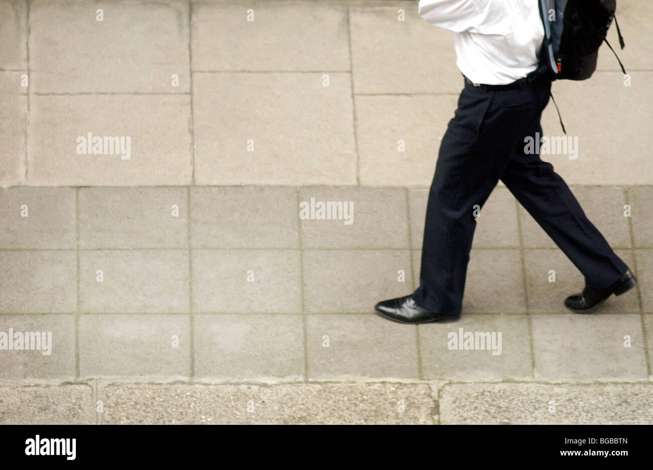 Image libre photo de London business man au travail à pied, sac à dos sur le trottoir London UK Banque D'Images