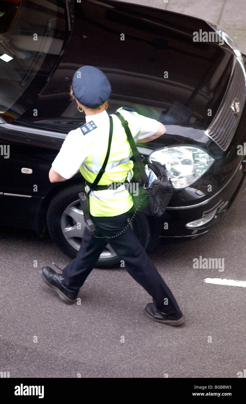 Image libre photo montrant le trafic des femmes directeur contrôle de ticket de parking à Londres UK Banque D'Images
