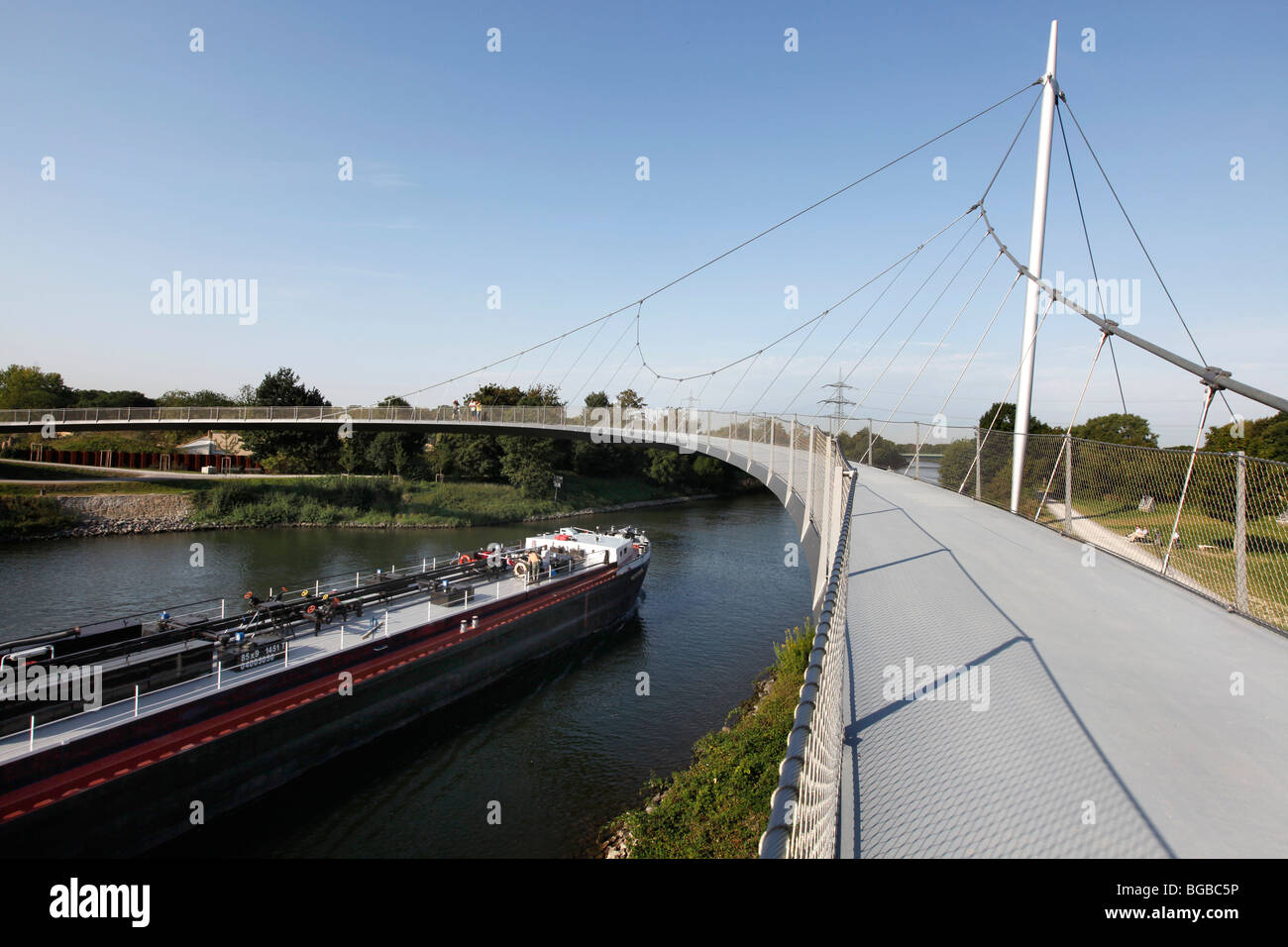 Sentier de randonnée et vélo route qui passe par l'ensemble de la région de la Ruhr. Bridge à Bochum, Allemagne, Europe. Banque D'Images