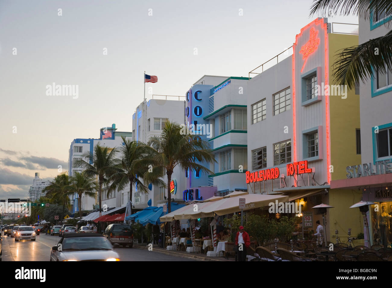 Ocean Drive au crépuscule, South Beach, Miami, Floride, USA Banque D'Images