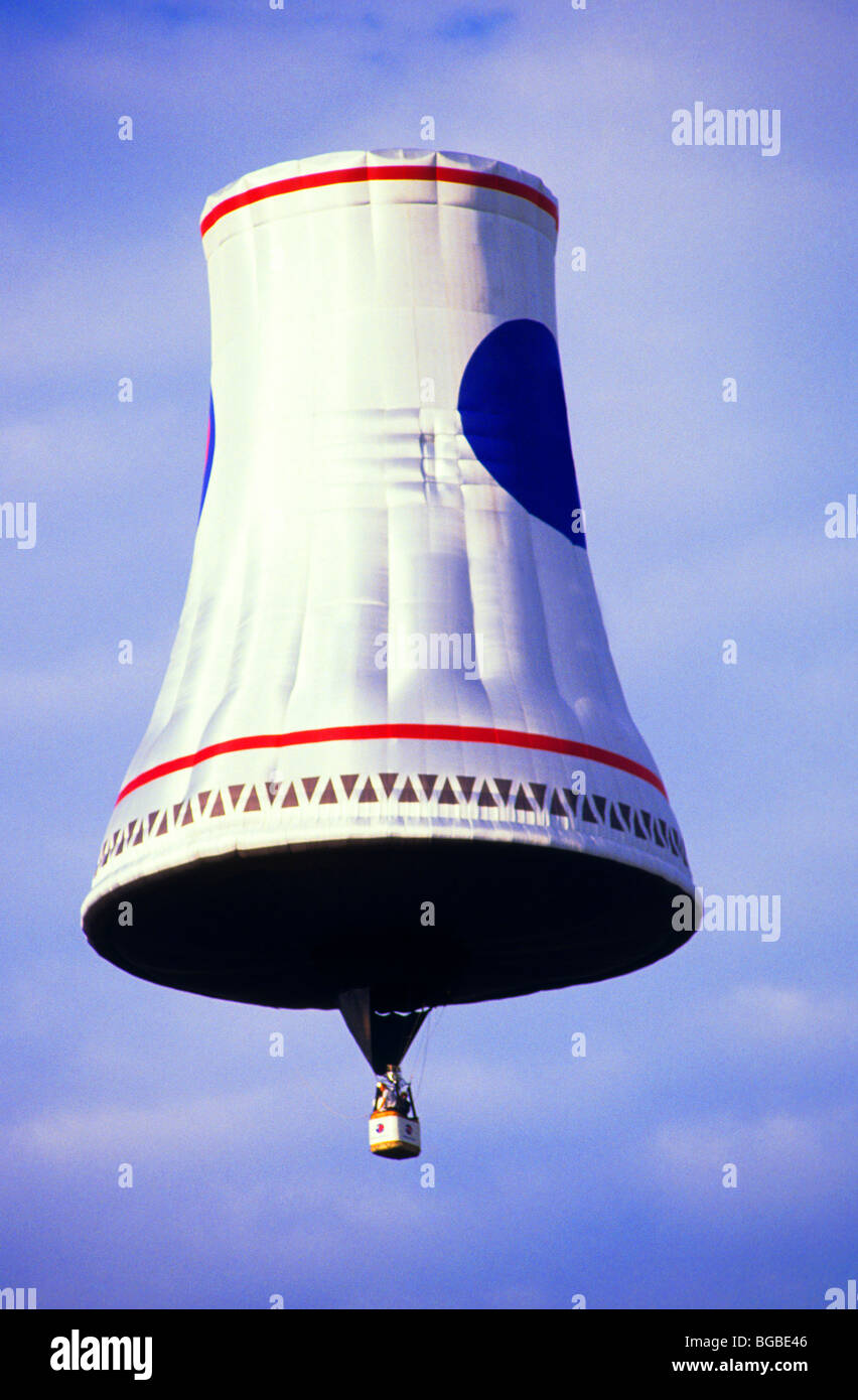 Ballon à air chaud en forme de cloche en vol Banque D'Images