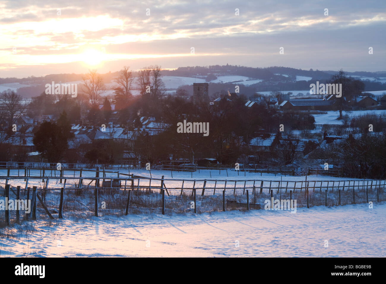 Coucher du soleil d'hiver - Essendine Village - Hertfordshire Banque D'Images