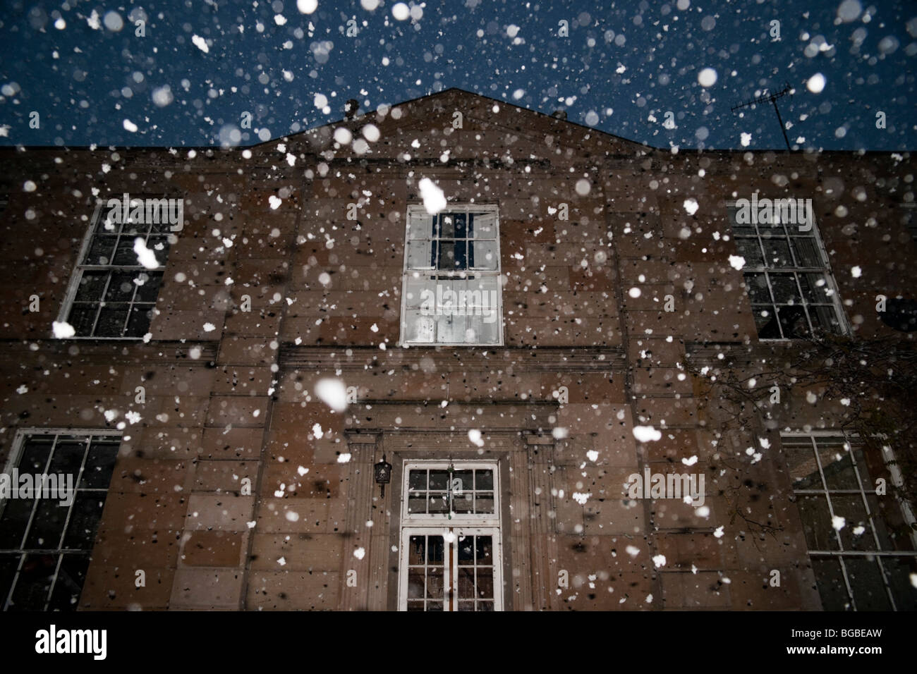 La neige qui tombe en décembre doux Ecosse - gros flocons à la dérive lentement dans l'air immobile à l'extérieur d'une maison géorgienne Banque D'Images