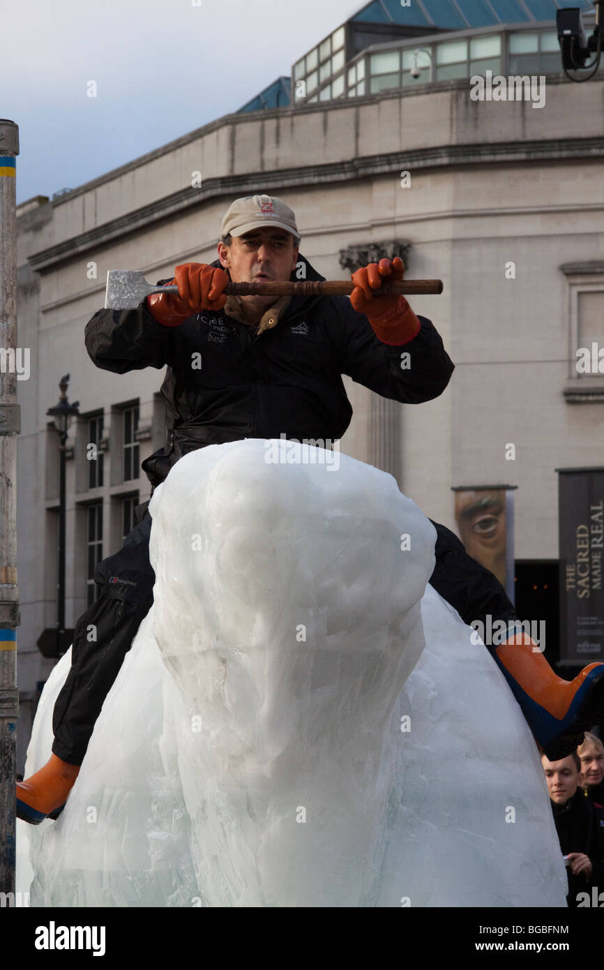 Mark Coreth sur le dessus de ses Ice Bear Project sculpture, Trafalgar Square, London, England, UK Banque D'Images