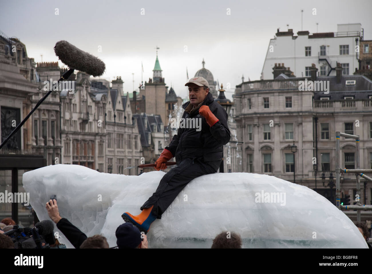 Mark Coreth sur le dessus de ses Ice Bear Project sculpture, Trafalgar Square, London, England, UK Banque D'Images