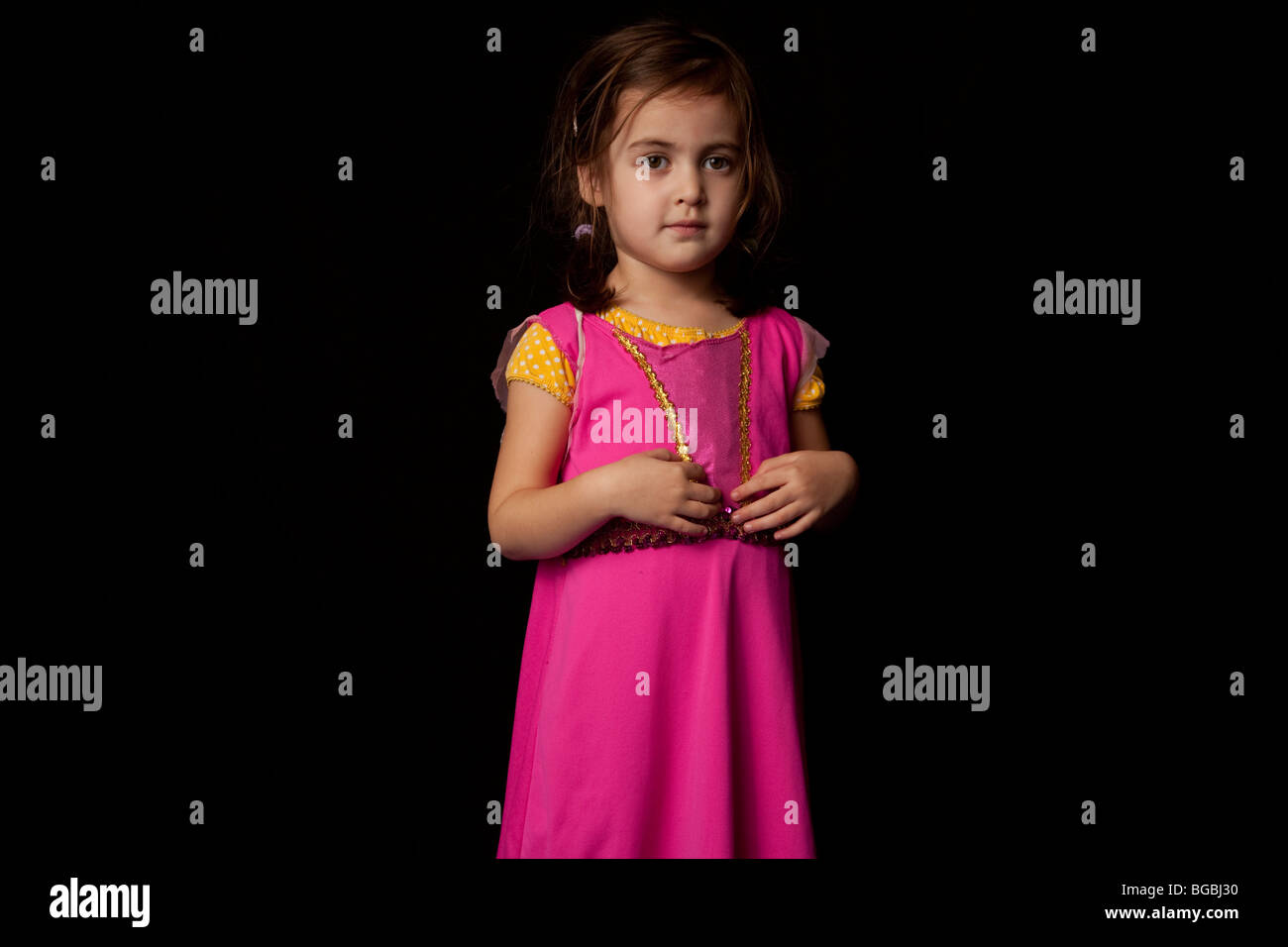 4 ans, fille en robe sombre pind looking at camera Banque D'Images