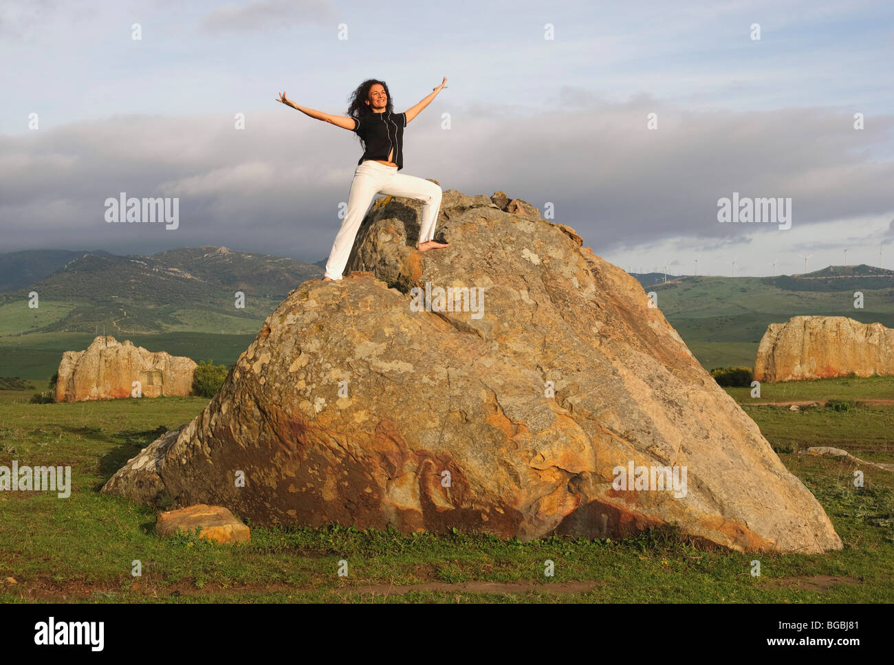Femme qui s'étend sur un rocher Banque D'Images
