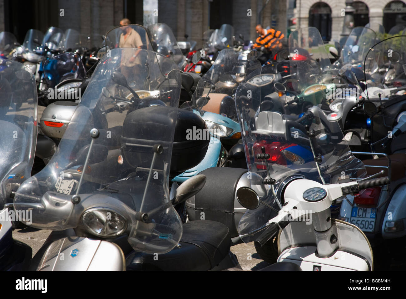 Les scooters garés dans street, Gênes, Italie Banque D'Images