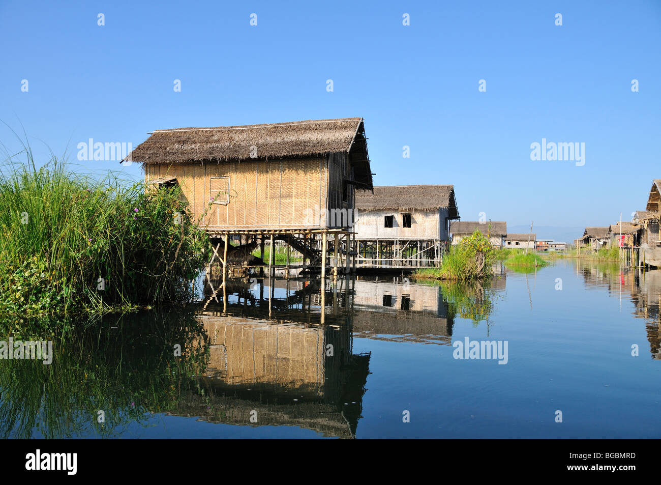 Maisons sur pilotis, au Lac Inle, l'État de Shan, Birmanie, Myanmar Banque D'Images