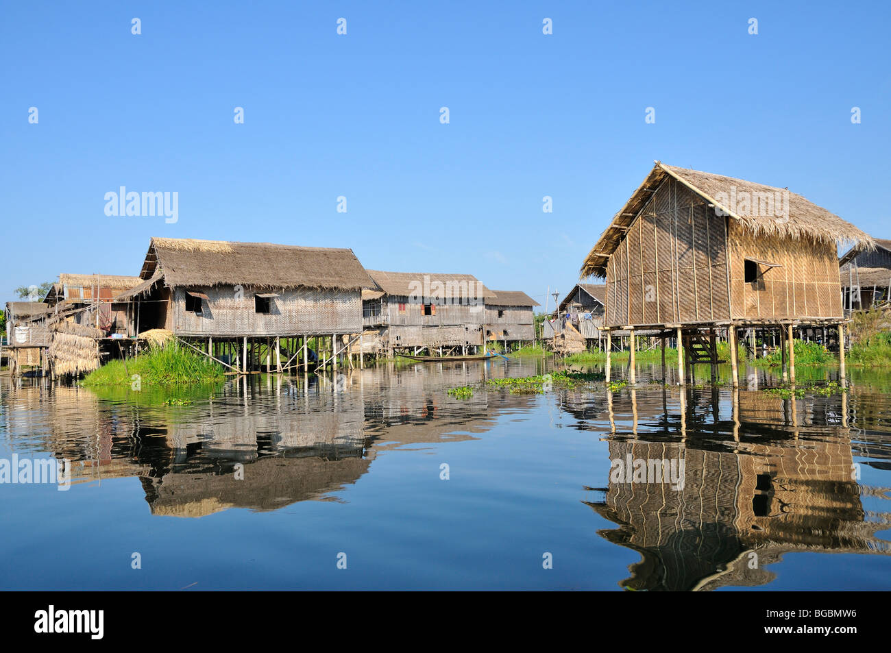 Maisons sur pilotis, au Lac Inle, l'État de Shan, Birmanie, Myanmar Banque D'Images