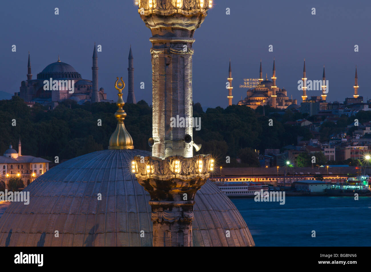 Mosquée Nusretiye et péninsule historique à l'arrière-plan avec Hagaia Sainte-irène, Sophia et la Mosquée Bleue Istanbul Turquie Banque D'Images