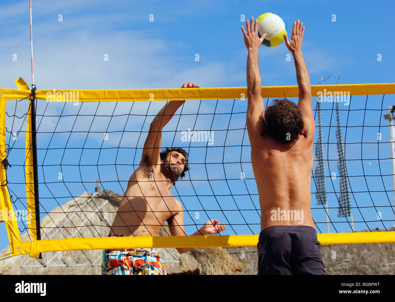Deux hommes à jouer au volleyball de plage Banque D'Images