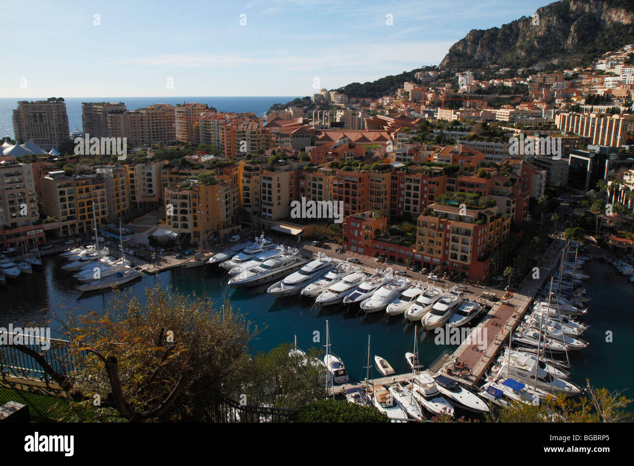 Port et quartier Fontvieille, vu de la terrasse devant le Palais du Prince, Principauté de Monaco, Cote d'Azur, Euro Banque D'Images