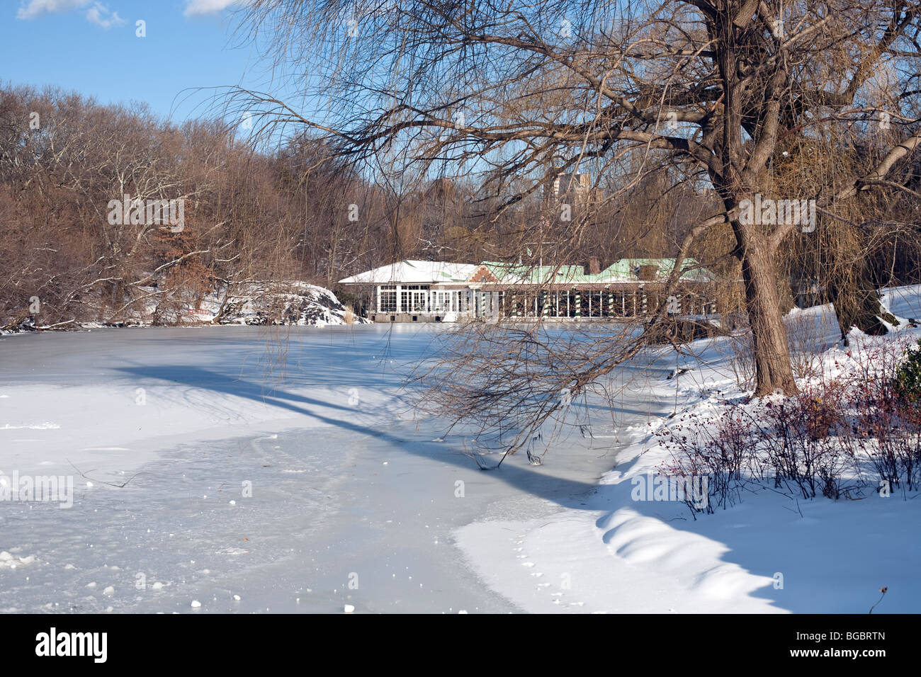 Central Park Boathouse restaurant & lac gelé dans la neige vierge sur un jour d'hiver à New York City Banque D'Images