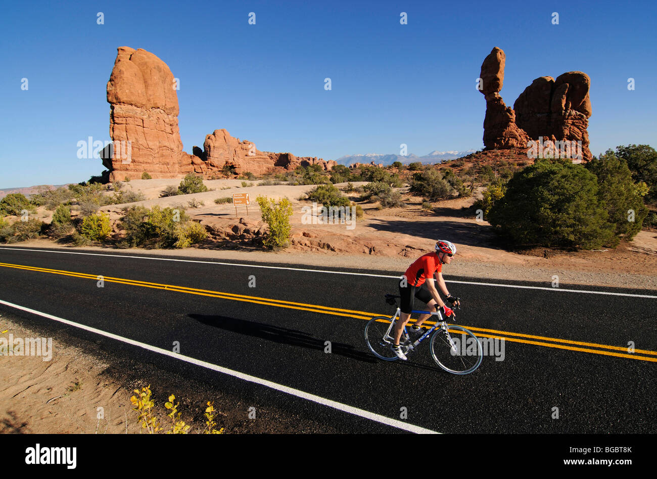 Course cycliste, en Balanced Rock, Arches National Park, Moab, Utah, USA Banque D'Images