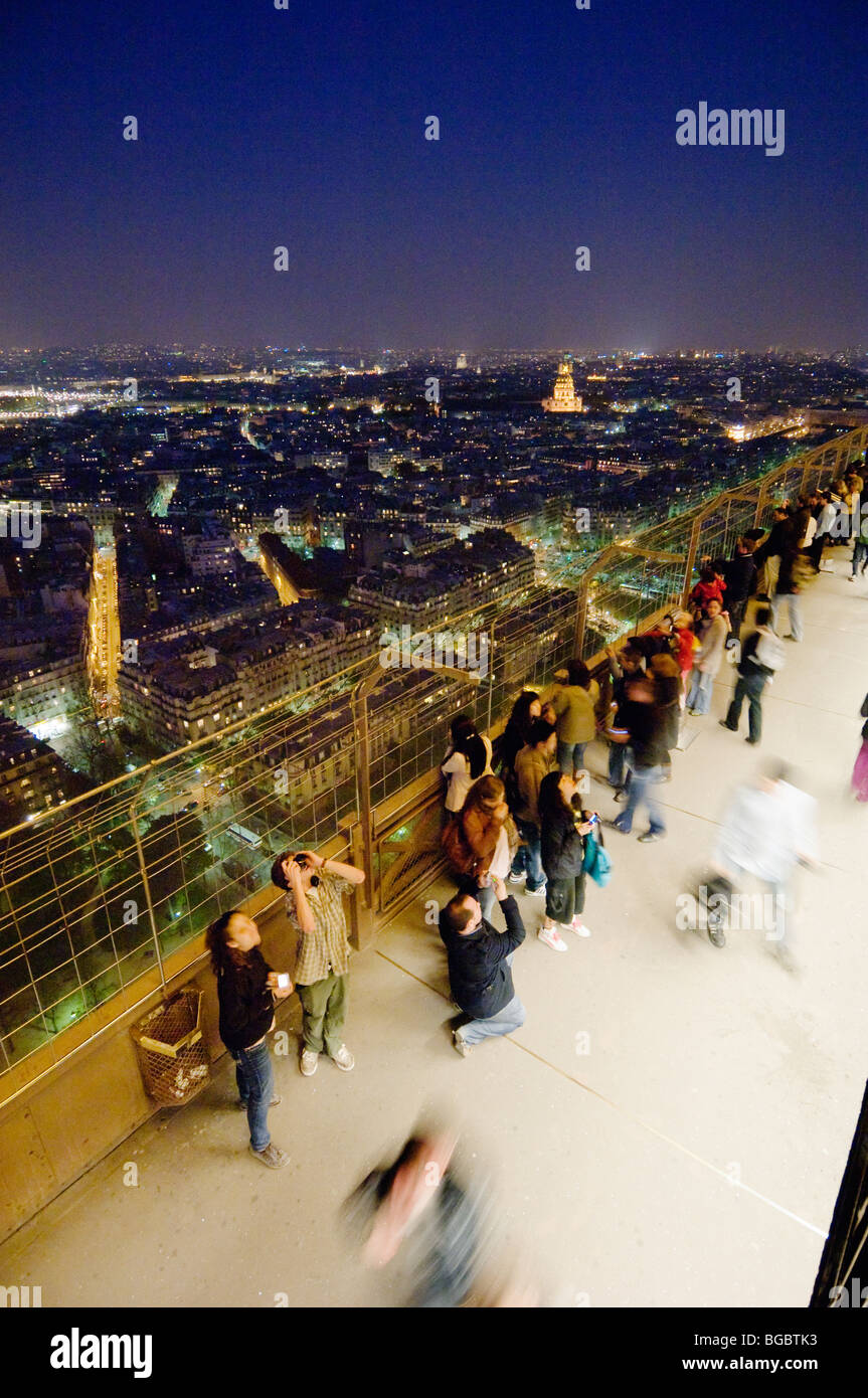 Vue sur Paris la nuit de la Tour Eiffel. Banque D'Images
