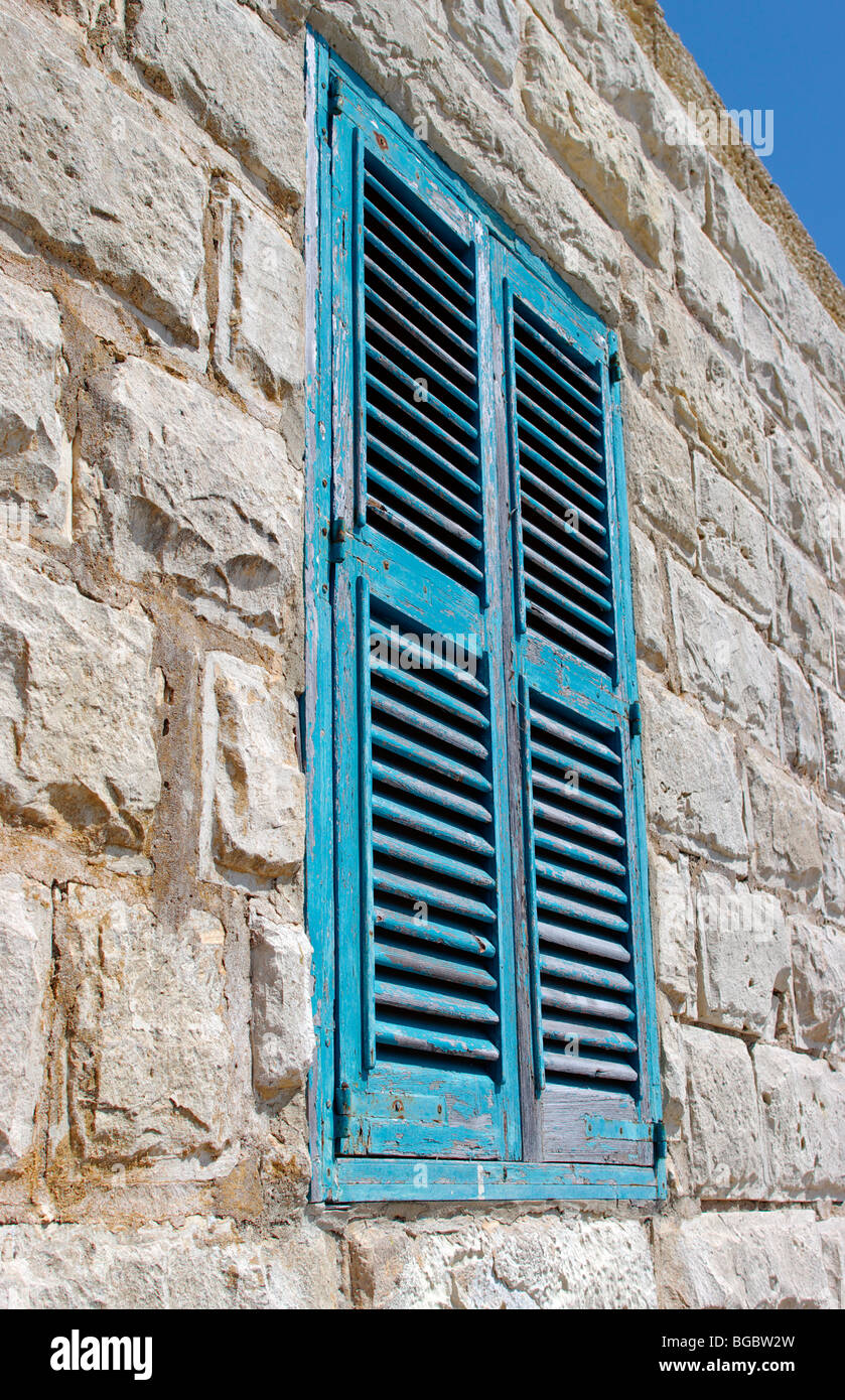 Vieux volets avec de la peinture. Banque D'Images