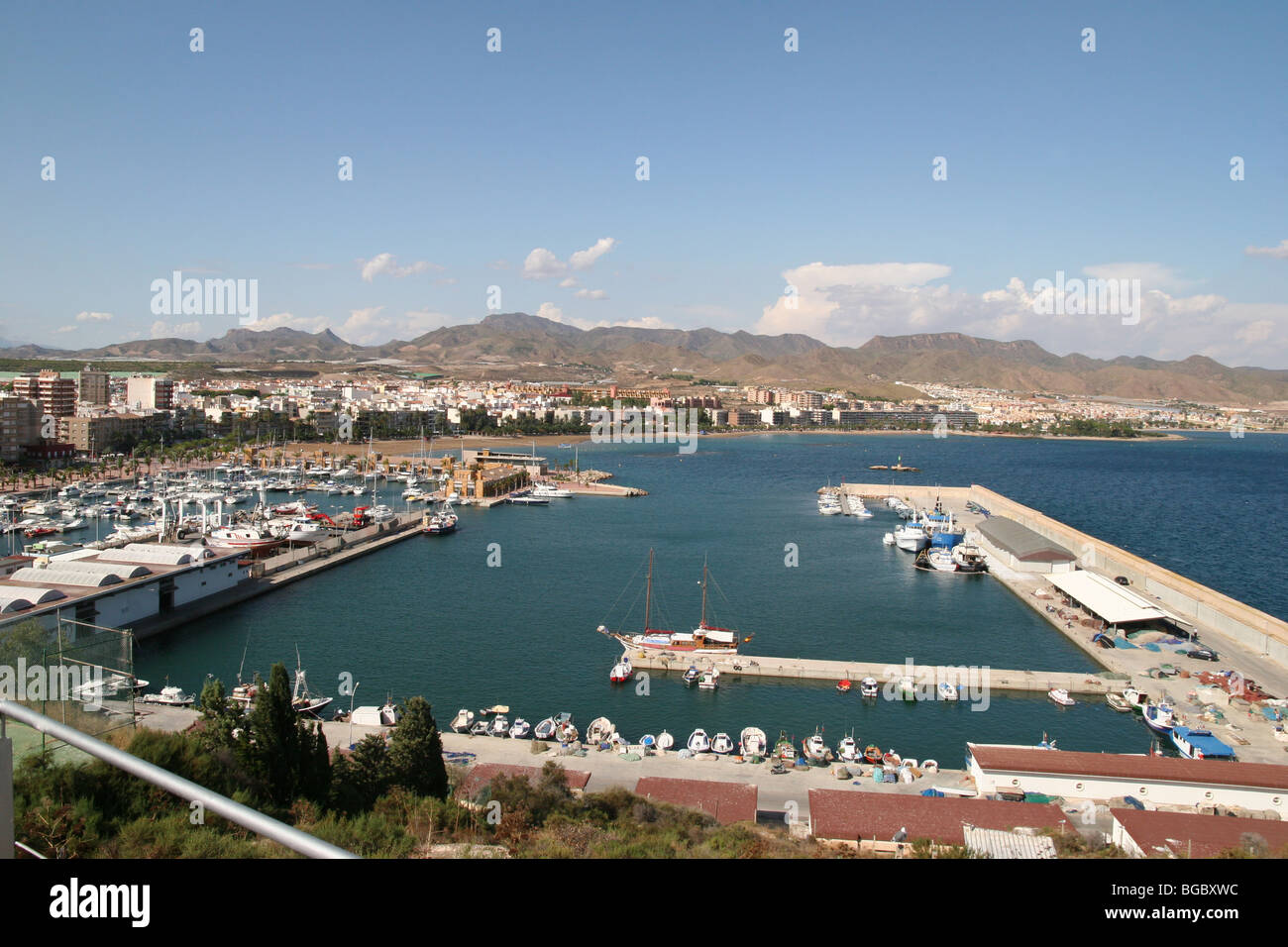 Puerto de Mazarrón port et plage à Murcia en Espagne. Banque D'Images