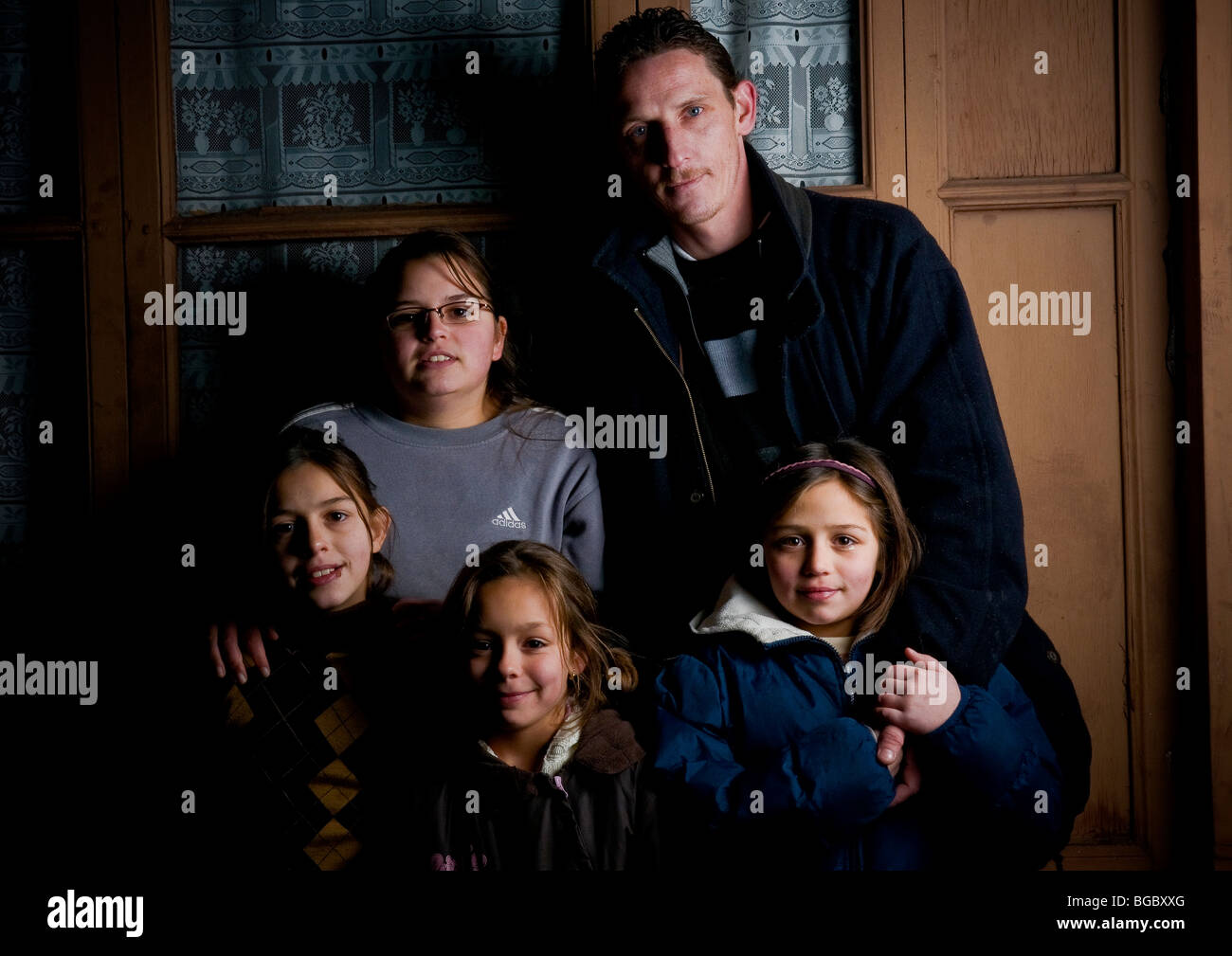 Portrait de famille la nuit à Saint Geniez d'Olt : David Connart, Liliana Robert, Robert, Robert Precilia Agelica, Amélie de Page. Banque D'Images