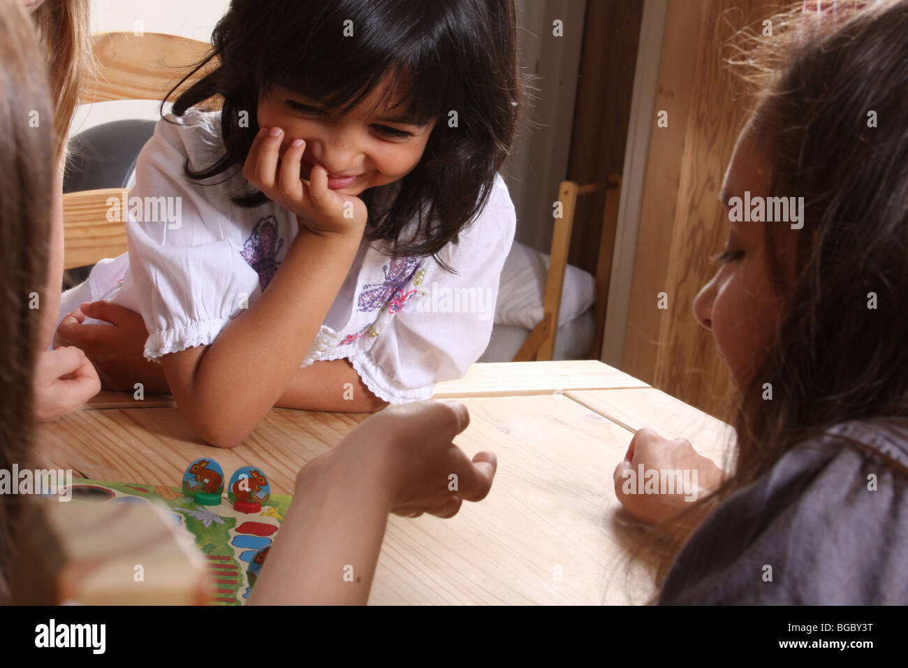 Les enfants jouer à un jeu. Banque D'Images