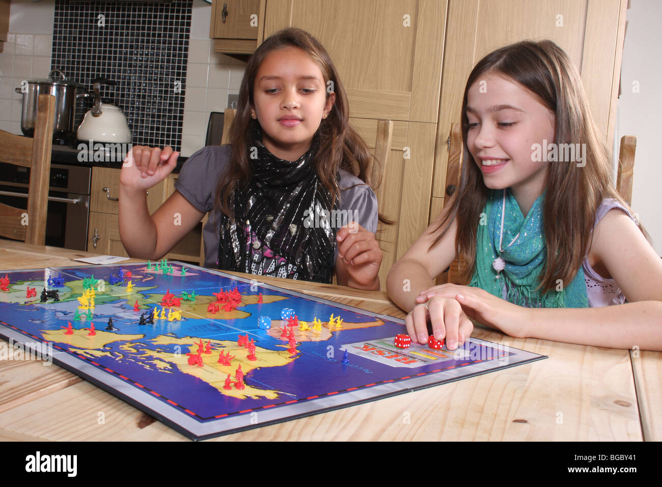 Enfants jouant le jeu de risque. Banque D'Images