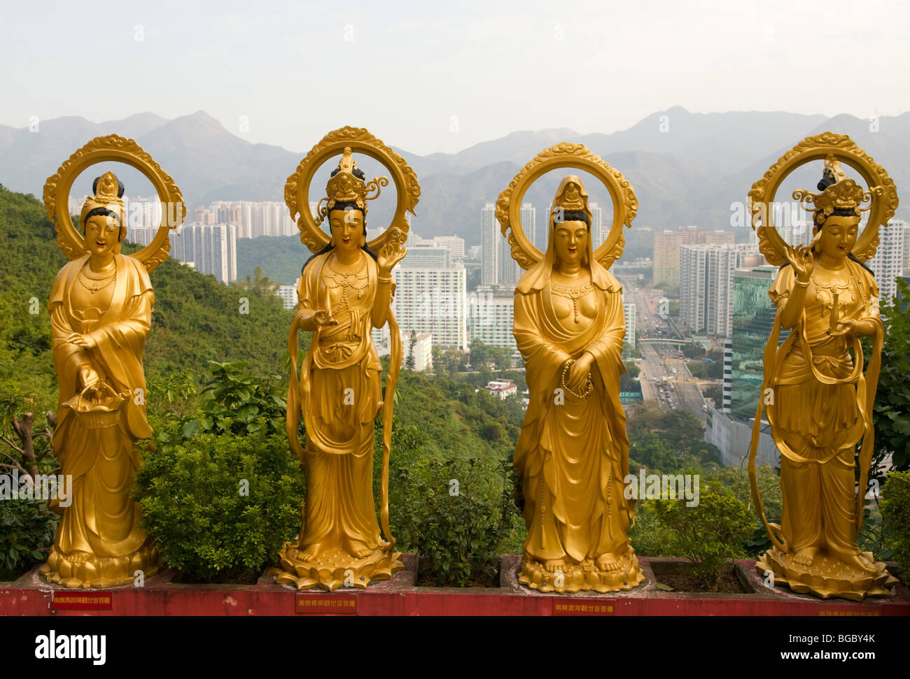 Statues au monastère donnant sur les Bouddhas 10000 Centre-ville animé de Sha Tin Nouveaux Territoires Hong Kong Banque D'Images