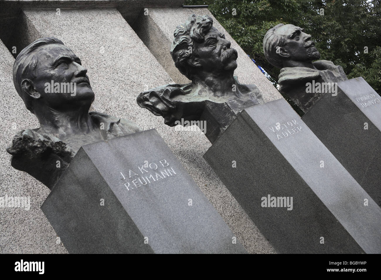 Monument de la République avec les bustes de Jakob Reumann, Victor Adler et Ferdinand Hanusch, Vienne, Autriche Banque D'Images