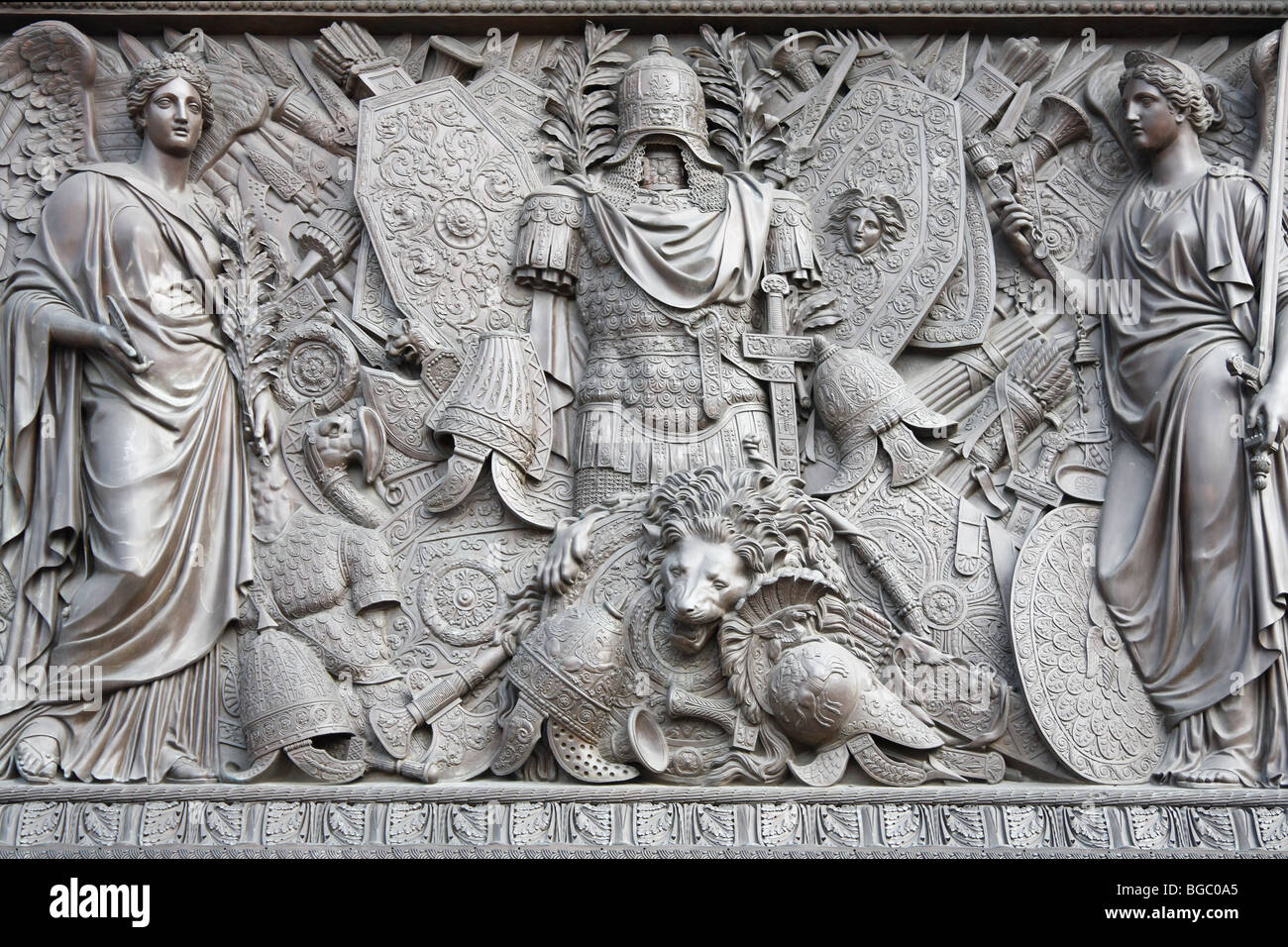 Bas-relief de la colonne Alexandre à Saint-Pétersbourg Russie noir et blanc Banque D'Images