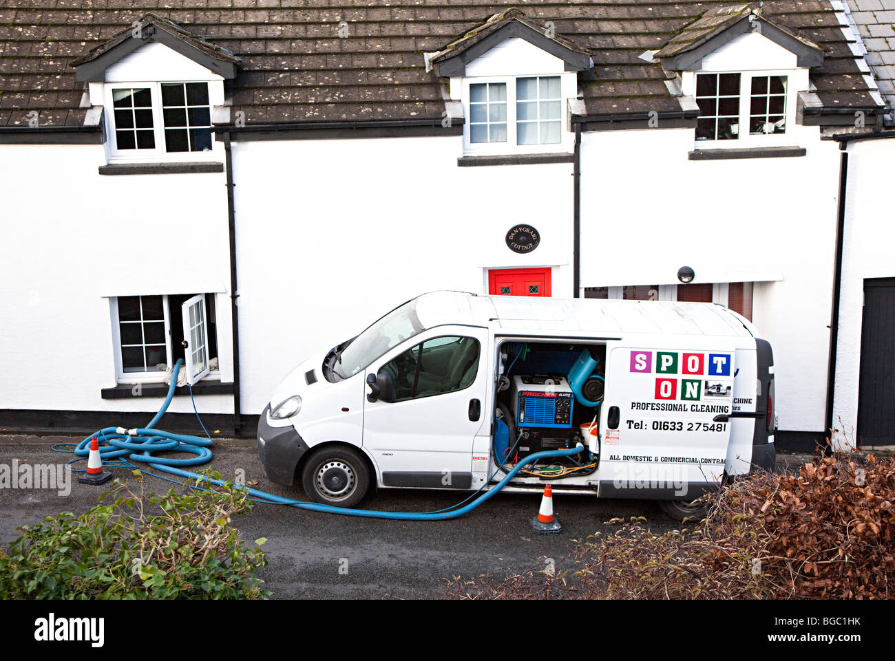 Service de nettoyage de tapis professionnel travaillant à partir d'un van stationné dans la route de Galles UK Banque D'Images