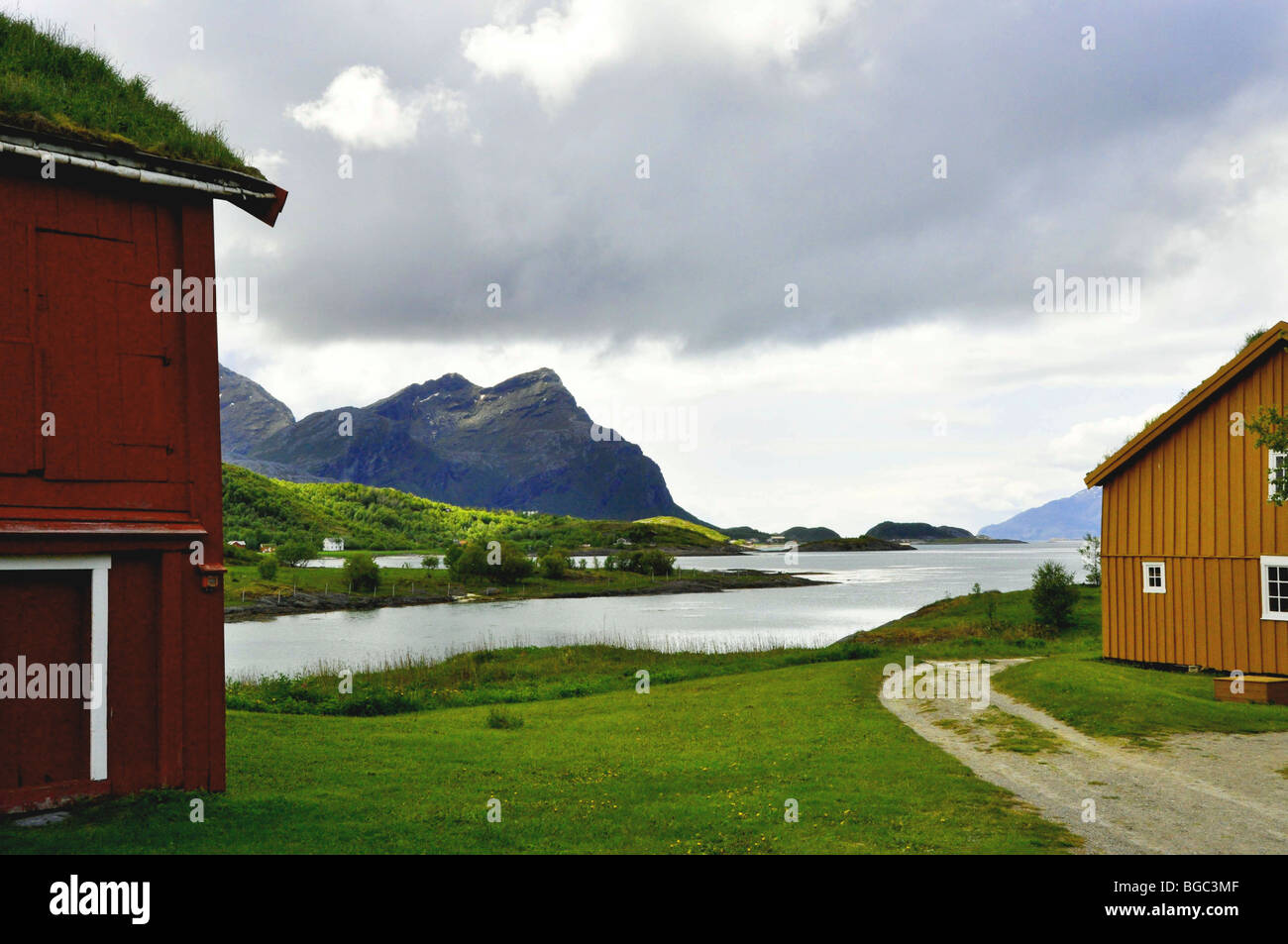 Les bâtiments en bois et paysage à Kjerringoy Handelssted Salten Nordland en Norvège Banque D'Images