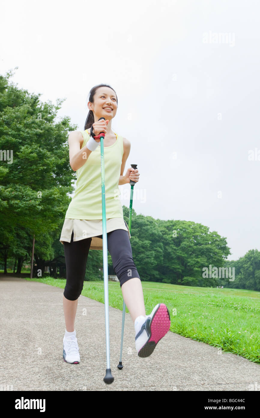 Mid adult woman Nordic walking Banque D'Images