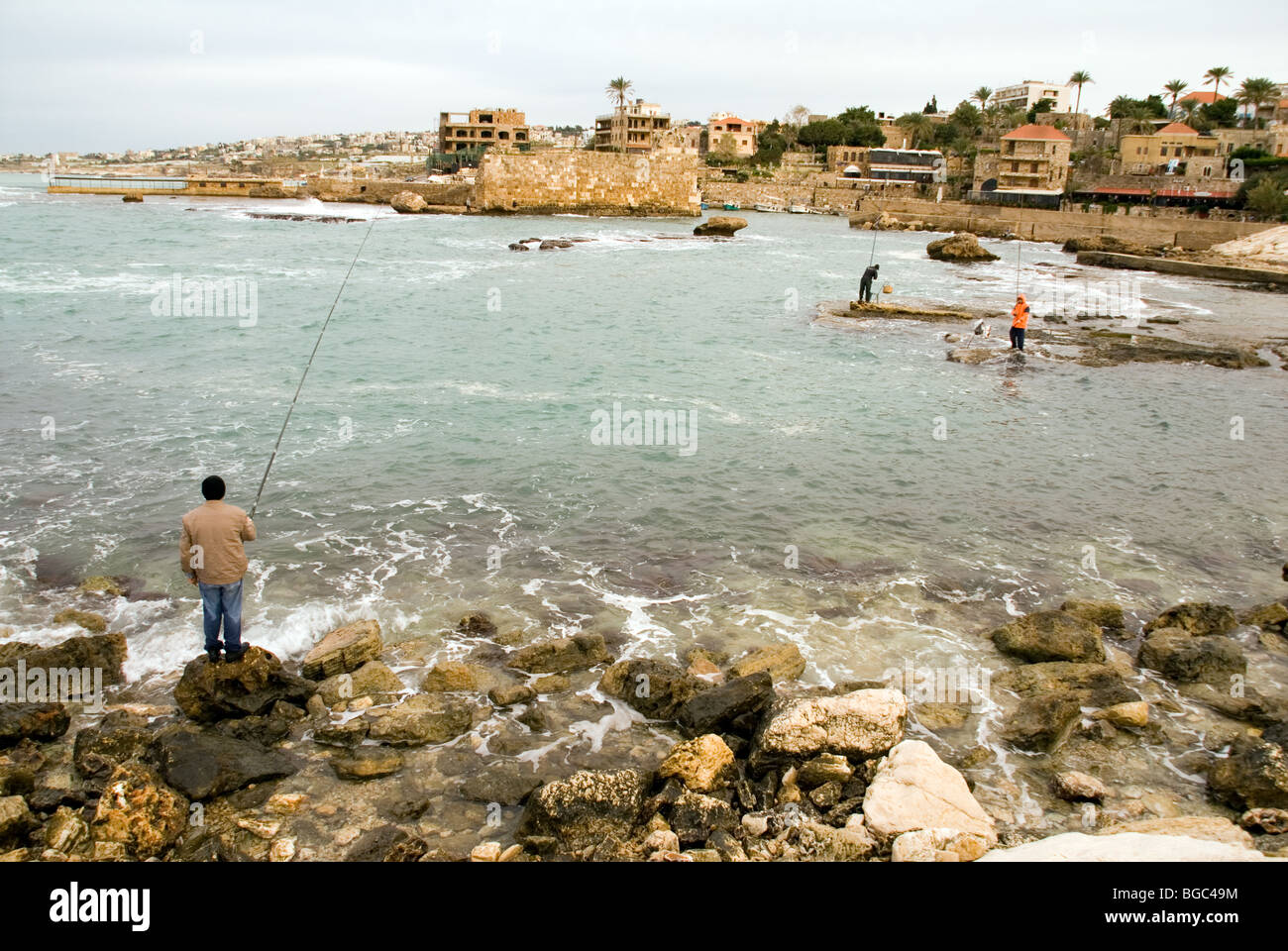 La pêche à la côte du nord de Beyrouth Liban Byblos Banque D'Images