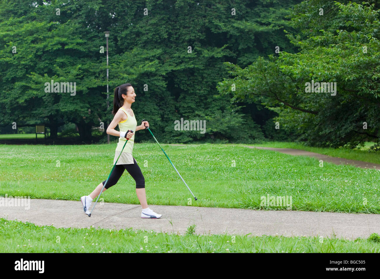 Mid adult woman Nordic walking Banque D'Images