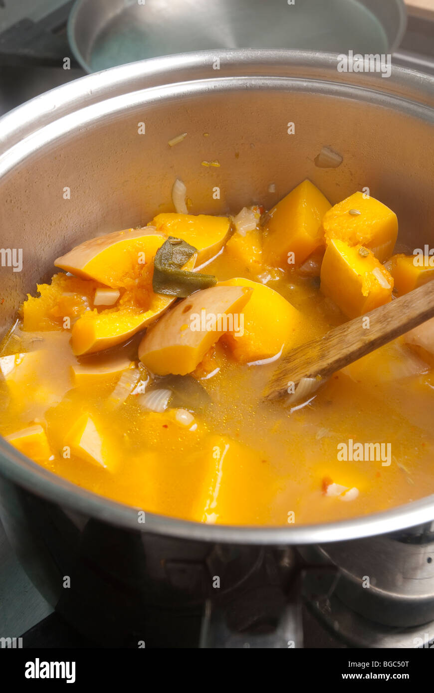 Courge Butternut cuit dans une casserole pour faire de la soupe Banque D'Images