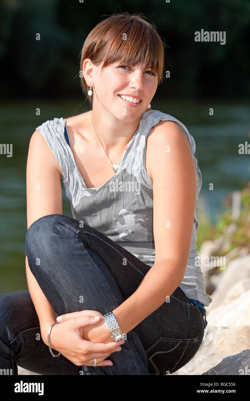 Femme accroupie riveraine Banque de photographies et d’images à haute