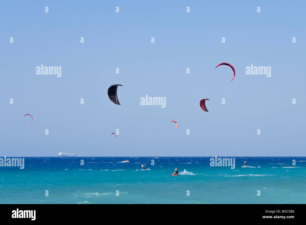 Kite surfeurs à Kremasti Beach, Rhodes island, côte ouest, Grèce, sur la mer Egée, l'Europe du Sud, Europe Banque D'Images